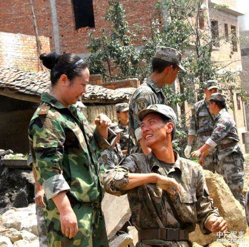 “母子兵”相逢救災一線 “母子兵”相逢救災一線