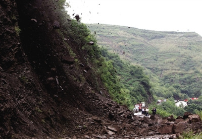 ���գ������h��ͨ�������l�Ĺ�·ˮ�͎r�ضγ��F��������·�����������ͨ���؞ą^�ĵ�·�������¾���ӛ�� ���F�� �z