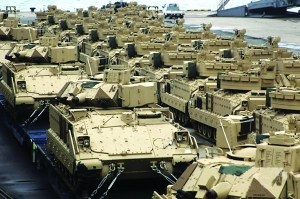 一批“布雷德利”步兵戰(zhàn)車運抵韓國釜山港。 一批“布雷德利”步兵戰(zhàn)車運抵韓國釜山港。