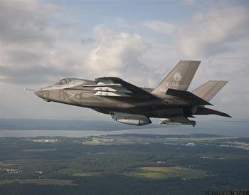 ����F35�𶷙C