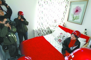 中外記者上午體驗北京公租房。記者 劉平 攝 中外記者上午體驗北京公租房。記者 劉平 攝