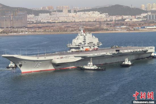 10月30日10時20分,中國航母“遼寧艦”停靠在遼寧省大連港碼頭,完成了其正式交接入役后的首次出海。圖為“遼寧艦”在拖船的簇擁下駛向大連港碼頭。<a target='_blank' >中新社</a>發 宋太盛 攝 10月30日10時20分,中國航母“遼寧艦”停靠在遼寧省大連港碼頭,完成了其正式交接入役后的首次出海。圖為“遼寧艦”在拖船的簇擁下駛向大連港碼頭。<a target='_blank' >中新社</a>發 宋太盛 攝