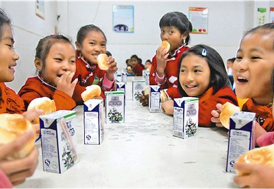 12月13日,云南滄源縣民族小學的孩子們正在吃營養早餐,當日的早餐是一塊面包和一盒純牛奶。 12月13日,云南滄源縣民族小學的孩子們正在吃營養早餐,當日的早餐是一塊面包和一盒純牛奶。