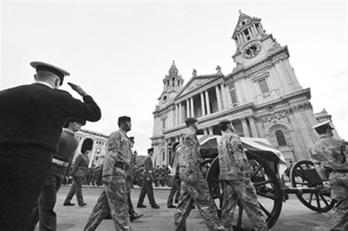 左圖:15日,在英國首都倫敦,皇家騎兵炮兵隊護送“靈柩”抵達圣保羅大教堂。新華社發 左圖:15日,在英國首都倫敦,皇家騎兵炮兵隊護送“靈柩”抵達圣保羅大教堂。新華社發