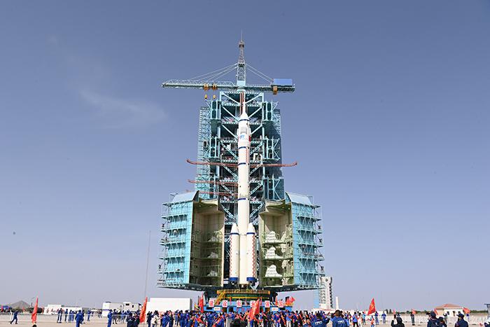 神舟十六號船箭組合體轉運至發射區