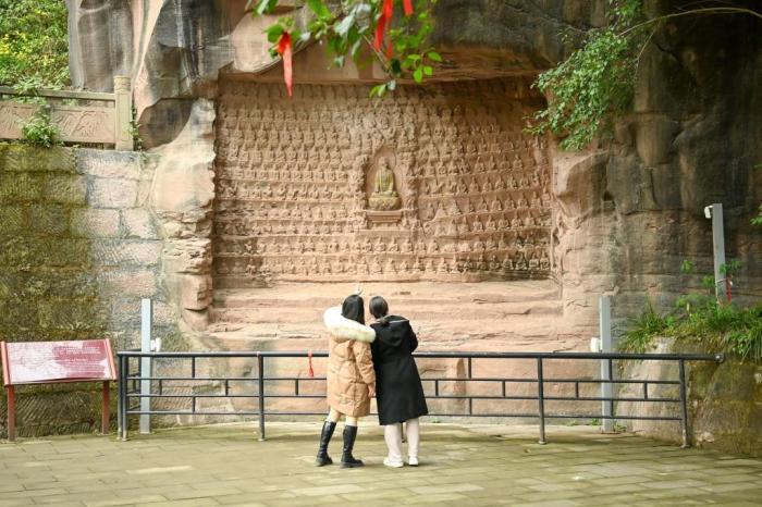 四川眉山藏在鄉野鐫刻精美的摩崖石刻造像群