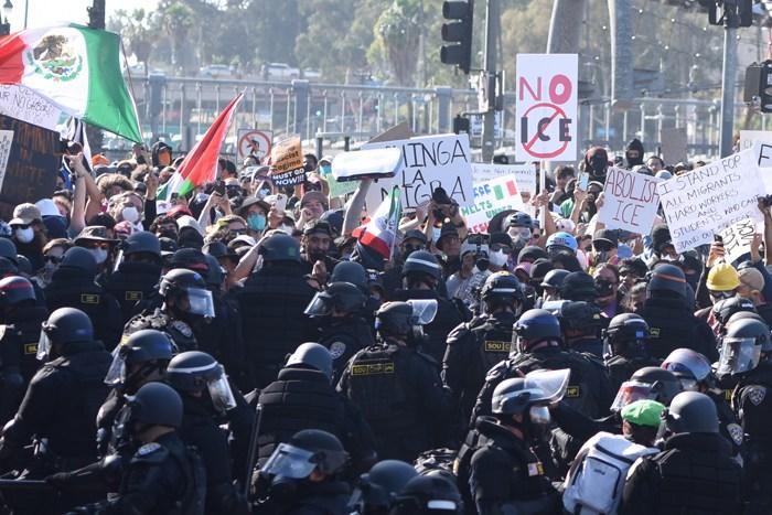 美國洛杉磯抗議者與警方發生沖突