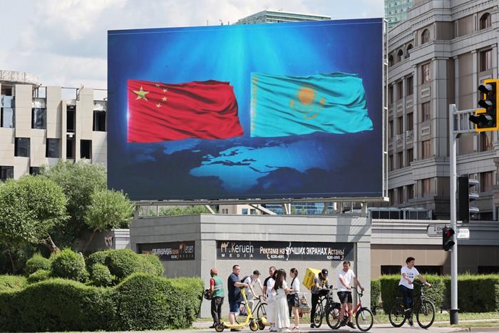 阿斯塔納街頭 中哈兩國國旗飄揚