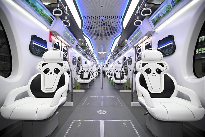 國內首列“熊貓主題”跨座式單軌列車亮相重慶