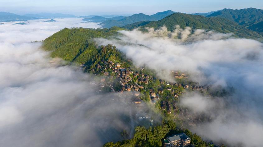 盛夏苗寨云霧繚繞景如畫