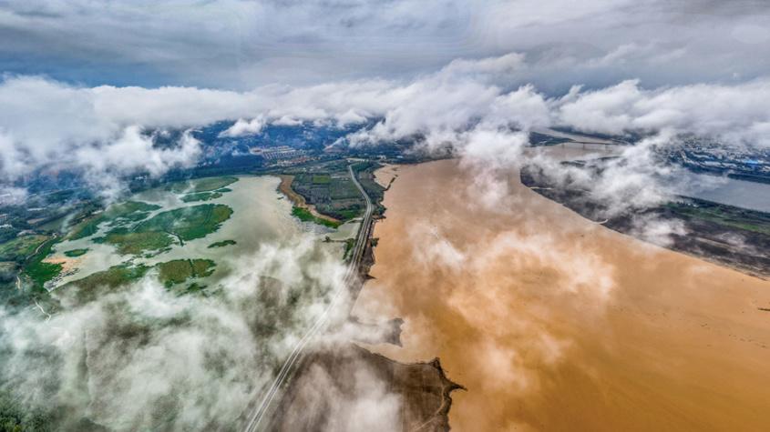 黃河岸畔云海翻涌