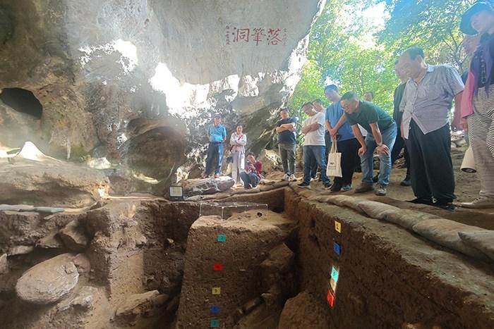 三亞落筆洞遺址新發現一處舊石器時代墓葬