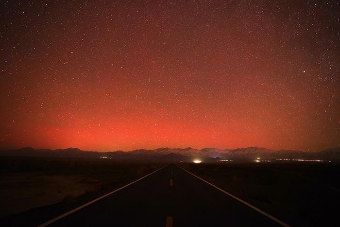 新疆哈密：璀璨星空中出現絢麗極光	