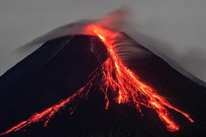 印度尼西亞默拉皮火山噴發 熔巖噴涌流淌