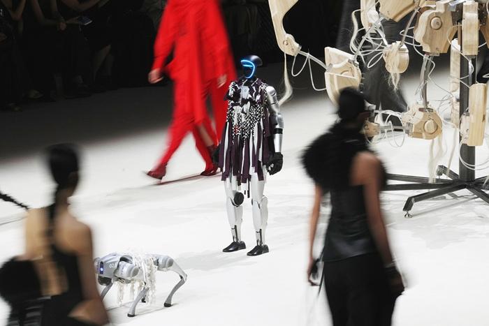 2025 | 人形機器人全面“出圈”：在秀、在跑、在思考