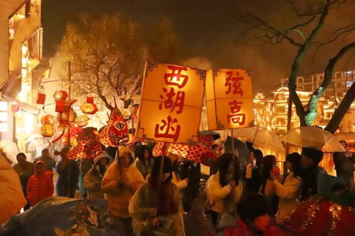 江西婺源：魚燈游曳古城 民俗巡游迎新年