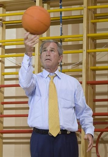 美國總統布什喜歡打籃球。