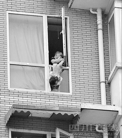 吸毒者將2歲女兒倒懸8樓窗外案今日開審