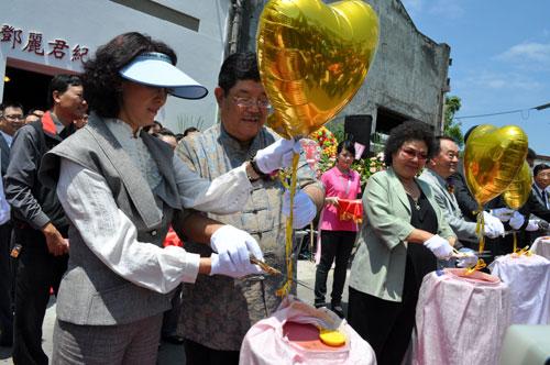 鄧麗君紀念文物館22日在高雄市開館,國民黨“立委”黃昭順(前左起)、鄧麗君兄長鄧長安、高市長陳菊等人剪彩,追念鄧麗君逝世15周年。圖片來源:“中央社”