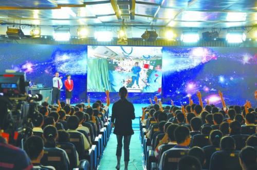 20日上午,在中國人民大學附屬中學太空授課地面課堂,學生們舉手向航天員王亞平提問。