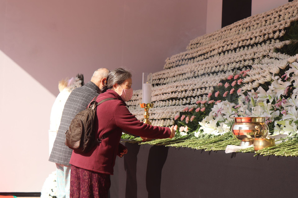 韓國民眾在首爾廣場悼念踩踏事故遇難者