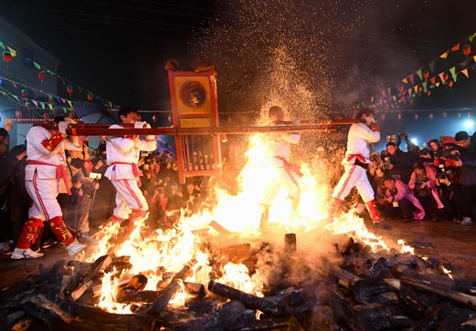 福建莆田民眾抬棕轎撞火鬧元宵