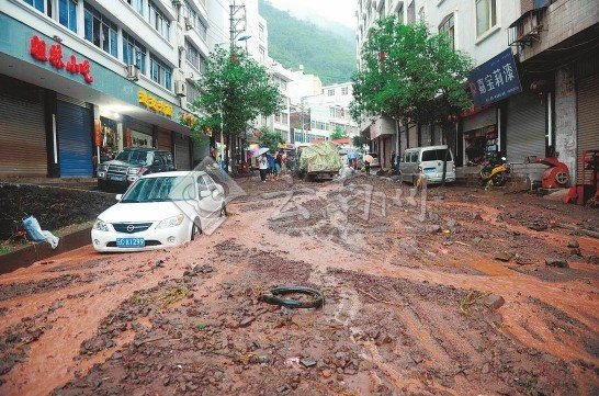 泥石流致彝良災區(qū)安置點千余人午夜大轉(zhuǎn)移(圖)