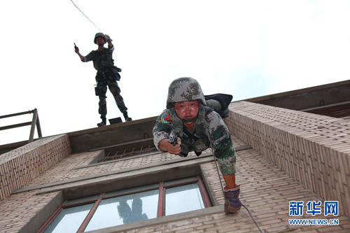 解放軍槍王苦練心理素質(zhì)深夜到墳場對(duì)視墓碑