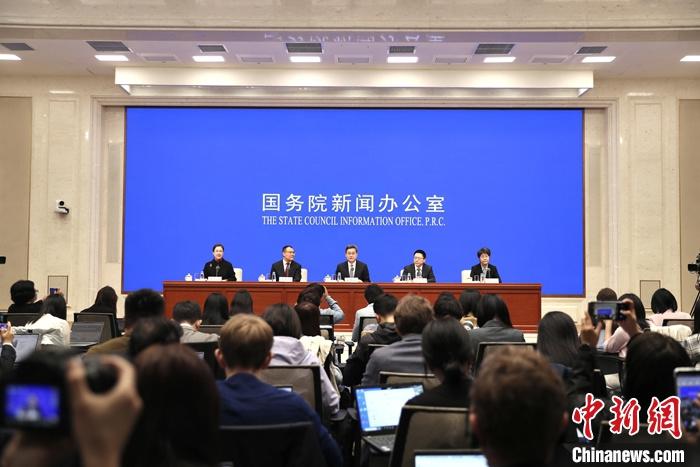 10月12日,中國國務院新聞辦公室在北京舉行新聞發布會,財政部部長藍佛安、財政部副部長廖岷、財政部副部長王東偉、財政部副部長郭婷婷介紹“加大財政政策逆周期調節力度、推動經濟高質量發展”有關情況,并答記者問。 <a target='_blank' href='/'>中新社</a>記者 王紫儒 攝
10月12日,中國國務院新聞辦公室在北京舉行新聞發布會,財政部部長藍佛安、財政部副部長廖岷、財政部副部長王東偉、財政部副部長郭婷婷介紹“加大財政政策逆周期調節力度、推動經濟高質量發展”有關情況,并答記者問。 <a target='_blank' href='/'>中新社</a>記者 王紫儒 攝