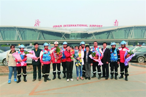 民間救援隊(duì)談?wù)饏^(qū)經(jīng)歷:志愿者無(wú)經(jīng)驗(yàn)遇滾石亂跑