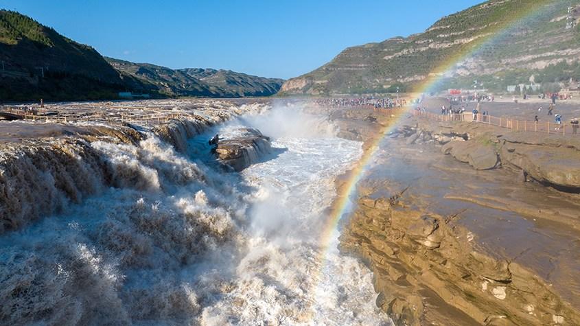 黃河壺口瀑布現“彩虹通天”美景