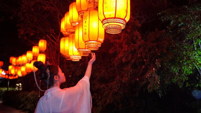 廣西賀州千年古鎮花燈俏 流光溢彩引游人