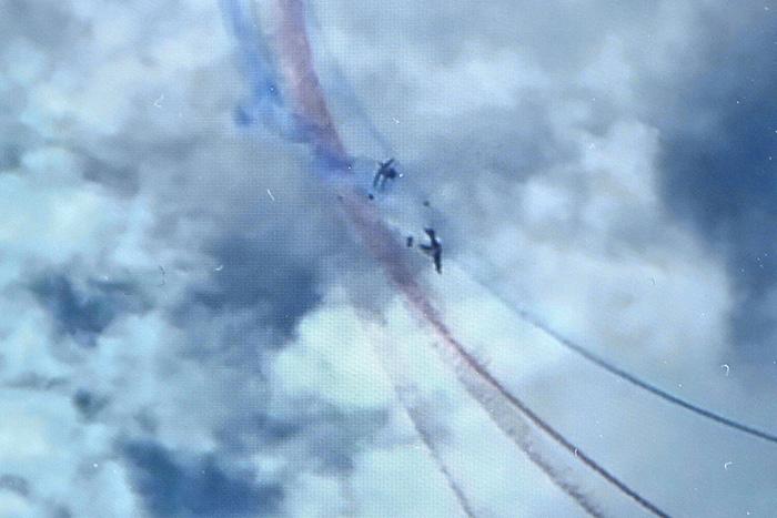 法國(guó)飛行表演隊(duì)兩架飛機(jī)相撞