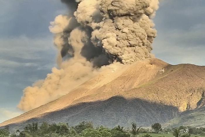 菲律賓坎拉翁火山噴發(fā) 火山灰柱高達4000米