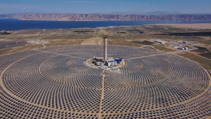 中電建共和100萬千瓦光伏光熱項目吸熱塔封頂