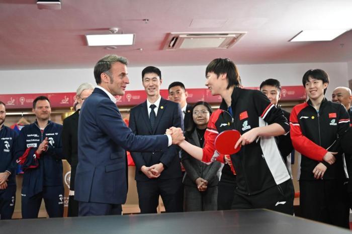 法國總統馬克龍與國乒運動員切磋球技
