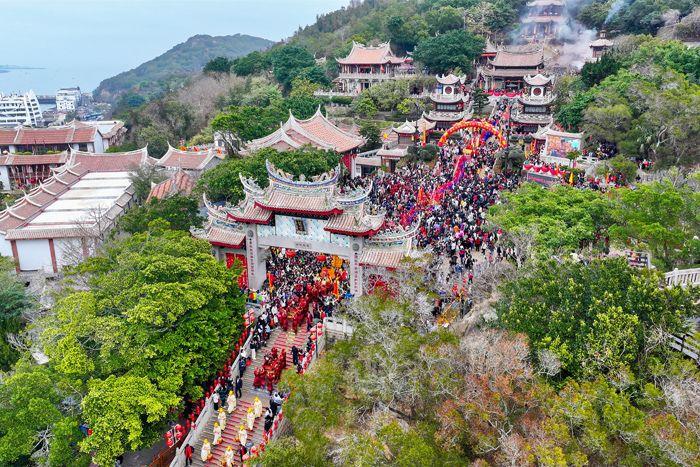 福建湄洲媽祖金身新春省親布福